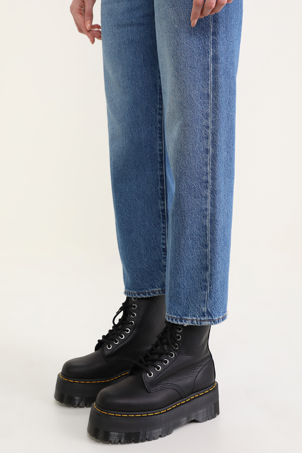 תמונת כל הלוק של מגפוני פסקל פלטפורמה מעור מגורען